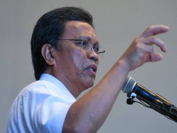 Mohd Shafie Apdal berucap pada Pelancaran Visi & Misi Warisan Plus dan Pengumuman Calon-Calon Warisan Plus bagi Pilihan Raya Negeri (PRN) Sabah di SICCmhari ini. - Foto Bernama