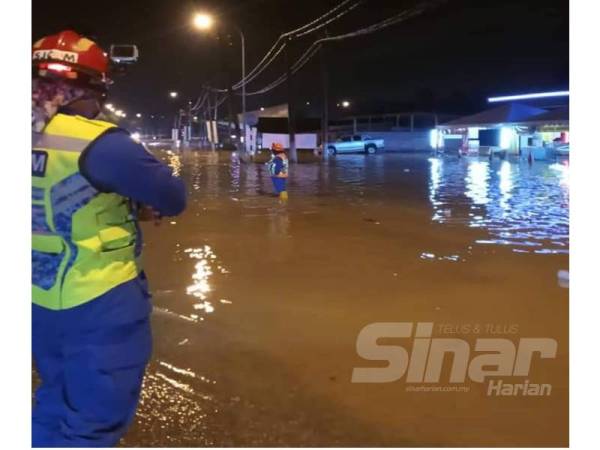 Kampung Sentosa dilanda banjir semalam.