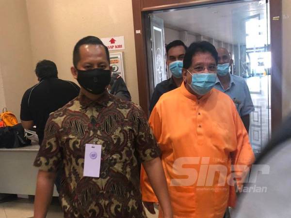 Tengku Adnan (kanan) hadir di Mahkamah Tinggi Kuala Lumpur hari ini bagi perbicaraan kes rasuah sebanyak RM2 juta.