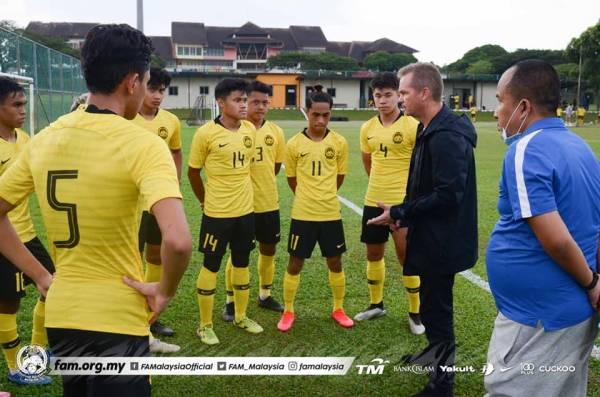 Maloney (dua dari kanan) berkata sesuatu kepada anak-anak buahnya ketika mengikuti kem latihan pusat baru-baru ini. -Foto FAM