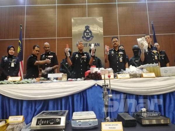 
Zainudin (tengah) menunjukkan dadah yang dirampas polis pada sidang media di Bukit Aman, Kuala Lumpur hari ini.