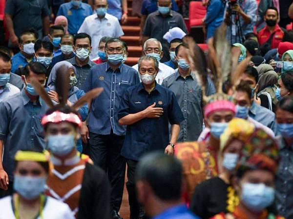 Muhyiddin ketika tiba pada majlis perjumpaan bersama warga IPT Sabah dan menyampaikan tawaran program dermasiswa ‘MyBrighter Future’ Yayasan Tenaga Nasional di UMS, Kota Kinabalu hari ini.  - Foto Bernama