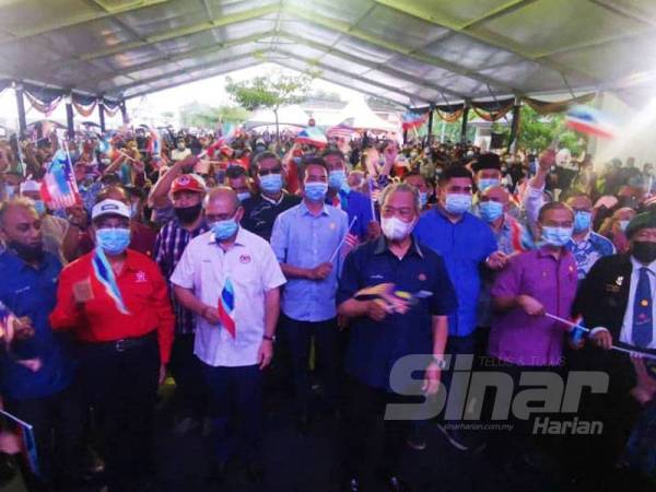 Muhyiddin bersama penduduk PPR Taman Sri Keramat ketika Majlis Ramah Mesra di Putatan hari ini.