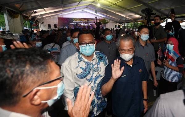 Muhyiddin melambaikan tangan selepas hadir program ramah mesra bersama penduduk PPR Taman Sri Keramat Putatan hari ini. - Foto Bernama
KOTA KINABALU, Sept 11 -- Prime Minister Tan Sri Muhyiddin Yassin waving his hands after attending a meet and greet session with locals at PPR Taman Sri Keramat, Putatan today.
--fotoBERNAMA (2020) COPYRIGHTS RESERVED