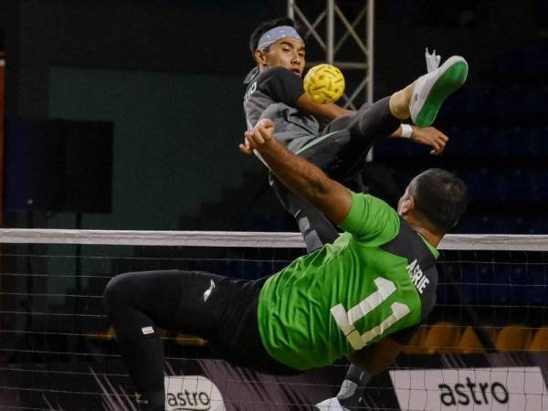 Pertemuan antara Melaka Titans dan Terengganu Turtles di Stadium Titiwangsa kelmarin. -Foto Facebook SepakTakraw League