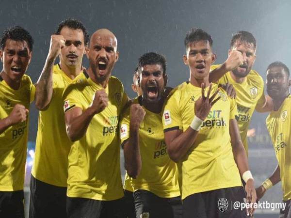 Shahrel Fikri meraikan jaringannya bersama pemain Perak lain semasa aksi CIMB Liga Super menentang UiTM di Ipoh malam tadi. - Foto: PerakTBG