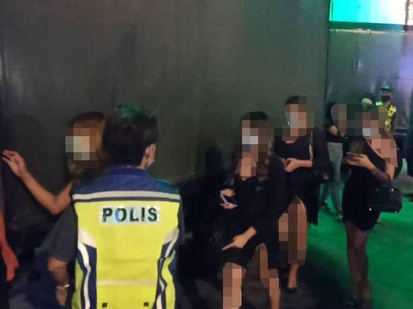 Polis menyerbu sebuah pusat hiburan di Bukit Bintang, Kuala Lumpur tengah malam tadi.