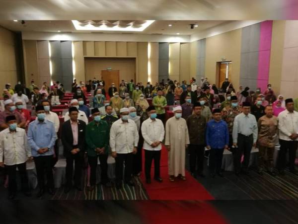 Zulkifli bersama tetamu jemputan dan peserta Nadwah Penyelarasan Sekretariat NGO Dakwah Islam Perak bergambar selepas perasmian program tersebut di sini hari ini.