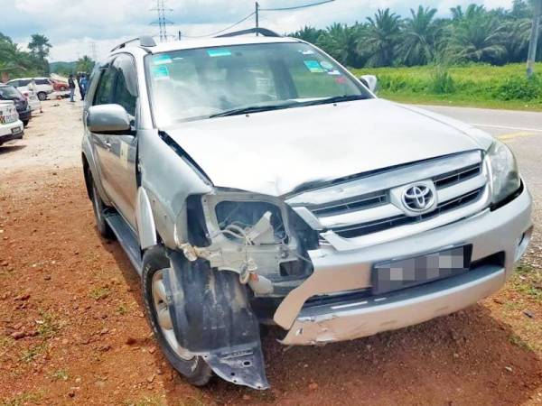 Keadaan Toyota Fortuner remuk selepas terlibat kemalangan.