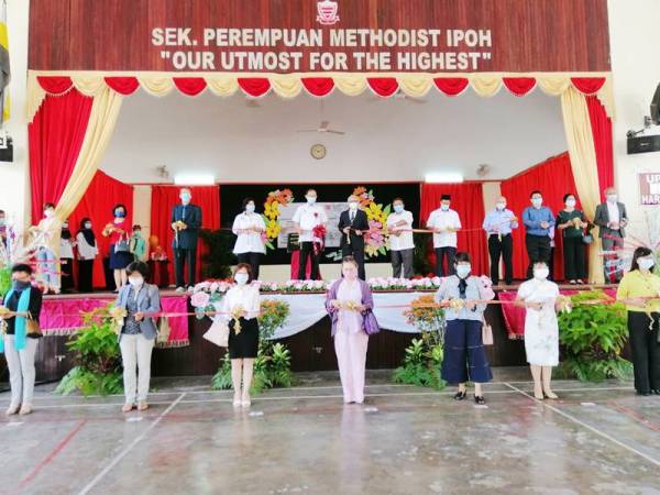 Dr Hang Soon bersama Jawatankuasa Lembaga Pengurusan SK Perempuan Methodist Ipoh sempena perasmian bangunan Reverend William Edward Horley and Ms Grace Towers.