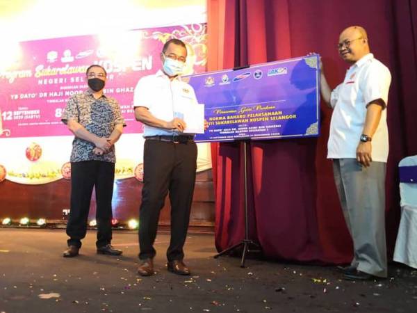 Noor Azmi (dua dari kanan) bergambar pada Program Kospen Negeri Selangor di Dewan Sri Bernam , Sabak Bernam hari ini.