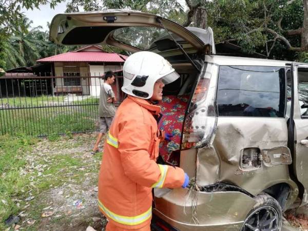 Anggota dari Balai Bomba dan Penyelamat Sitiawan membantu mengeluarkan mangsa yang tersepit.