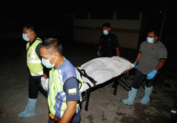 Seorang warga emas mati dipercayai akibat dipukul menggunakan botol kaca oleh anak lelakinya dalam satu pergaduhan di sebuah kedai runcit bersebelahan Pasar Gunung Rapat di sini hari ini.