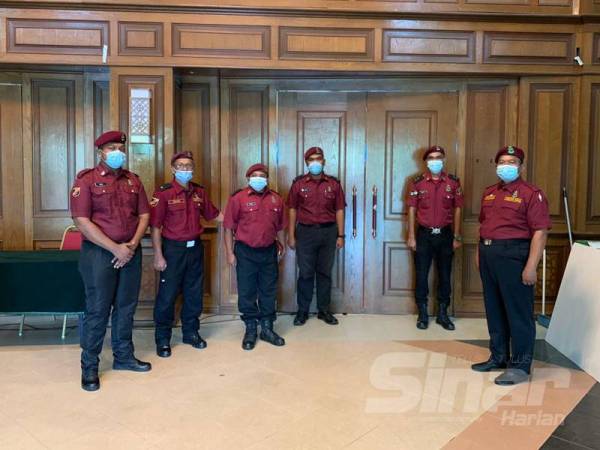 Anggota Jabatan Amal Malaysia bertugas di pintu utama dewan di Putik pagi ini.