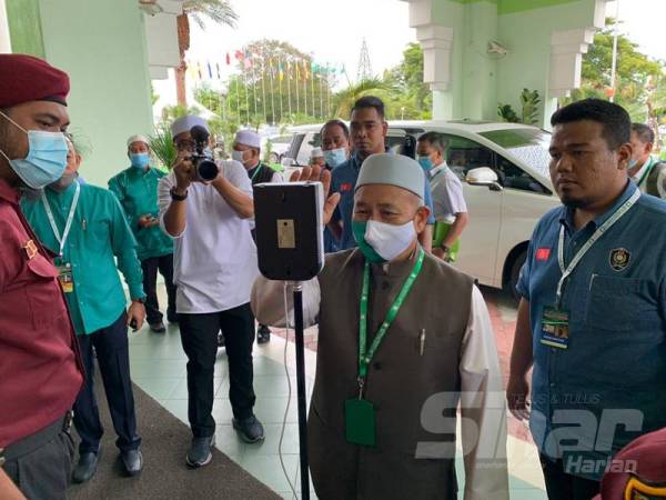 Timbalan Presiden Pas, Datuk Seri Tuan Ibrahim Tuan Man mematuhi SOP dengan membuat pemeriksaan suhu dan menggunakan pelitup muka yang bersesuaian.