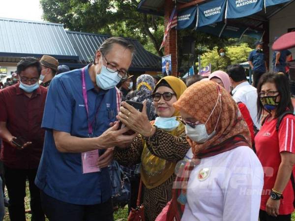  Masidi meluangkan masa berswafoto bersama rakyat yang hadir pada majlis perjumpaan bersama penyokong PN di pentas terbuka Pekan Ranau selepas proses penamaan calon semalam.