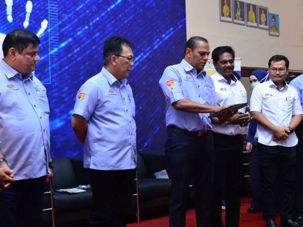 Saravanan (empat dari kiri) merasmikan Karnival PenjanaKerjaya Kementerian Sumber Manusia Hulu Selangor 2020 semalam.