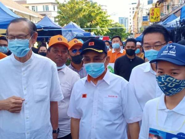 Calon BN DUN Likas, Dr Chang Kee Ying (kanan) bergambar bersama calon Parti Liberal Demokratik (LDP), Tan Sri Chong Kah Kiat (kiri) ketika mengadakan tinjauan mesra di Tamu Jalan Gaya pagi tadi.