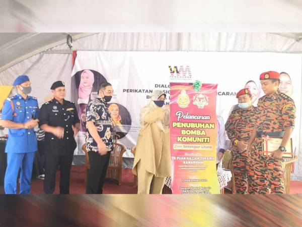 Zuraida (Tiga dari kanan) melancarkan gimik perasmian pada Program Dialog Prihatin Perikatan Nasional dan Pelancaran Bomba Komuniti Zon Selangor Utara di Dataran Pantai Batu 23 Sungai Nibong di sini hari ini.