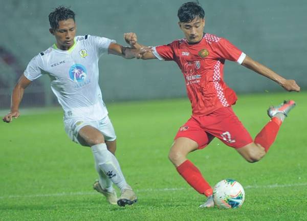 Antara aksi menarik pertemuan Kelantan menentang Perak II di Kota Bharu, malam kelmarin. -Foto: Facebook TRW Kelantan FC