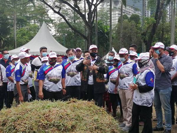 Annuar (tiga dari kanan) meninjau proses menampal rumput di padang Taman Awam Bukit Kiara, Kuala Lumpur yang dimasukkan dalam kerja naik taraf taman awam itu.