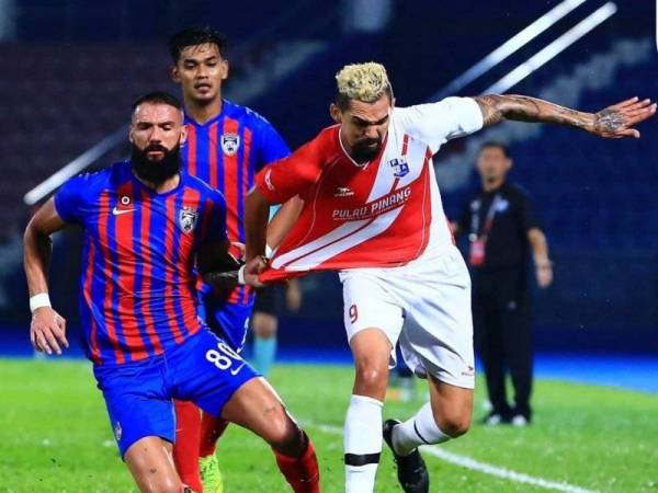 Pemain import Pulau Pinang, Casagrande (kanan) berusaha melepasi kawalan pemain import JDT II, Liridon Krasniqi pada aksi di Larkin. -Foto FB: Johor Southern Tigers