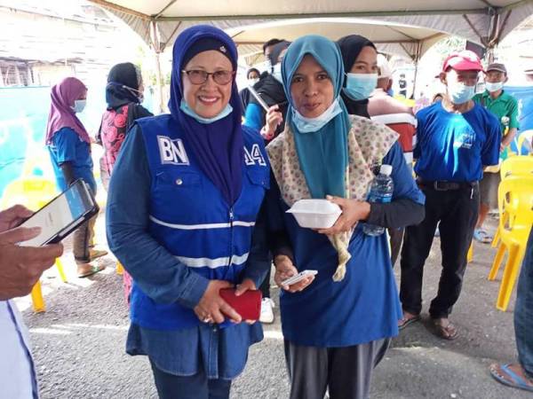 Calon kerusi Dewan Undangan Negeri (DUN) Kukusan, Chaya Sulaiman bergambar bersama penduduk ketika Majlis Pertemuan Calon DUN Kukusan dan Tanjung Batu Bersama Penduduk Kampung Tanjung Batu Logpond, Tawau semalam.