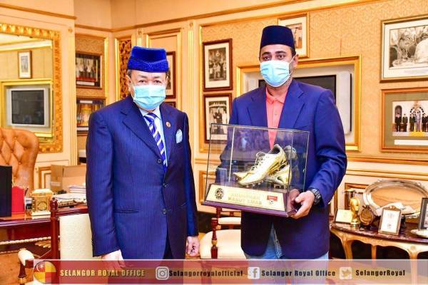 Sultan Selangor berkenan membeli trofi Kasut Emas milik Khalid pada harga yang dipersetujui kedua-dua pihak. Foto: Ihsan FB Selangor Royal Office