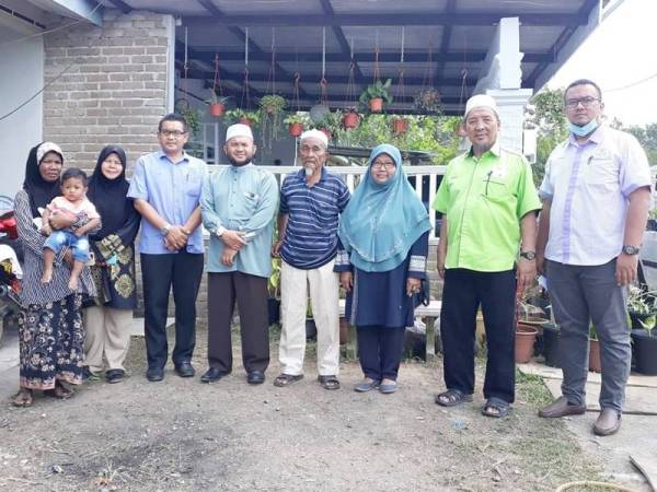 Mohd Tarmizi (empat dari kiri) ketika mengadakan program ziarah bertemu penduduk setempat di PAKR Sungai Pandan di sini hari ini.