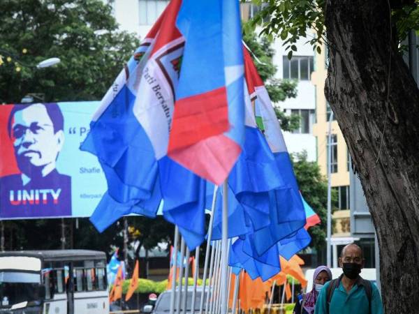 Perang bendera bermula apabila parti-parti yang bertanding dalam Pilihan Raya Negeri Sabah semakin banyak dipasang ketika tinjauan di sekitar Bandaraya Kota Kinabalu hari ini. - Foto Bernama