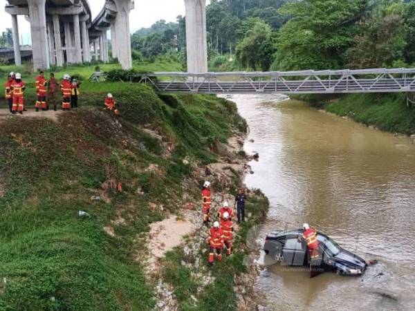 Penduduk Cemas Lihat Kereta Terjunam Dalam Sungai