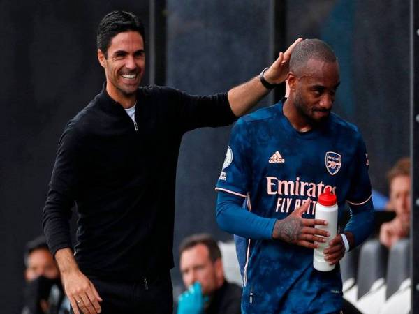 Arteta (kiri) masih memerlukan khidmat Lacazette di Arsenal.