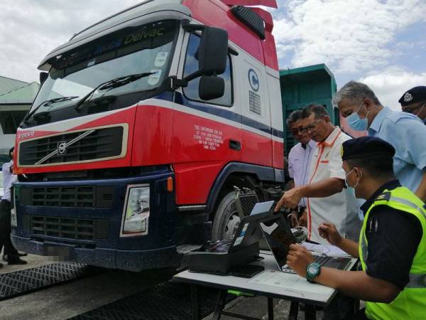 Shaharuddin meninjau kaedah pemeriksaan muatan kenderaan berat yang dilakukan JPJ sempena perasmian Pusat Kawalan Lebuhraya di bangunan Plaza Tol Lama Jelapang hari ini.