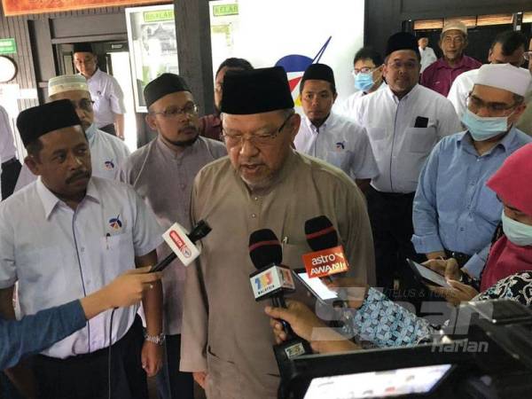 Ahmad ketika ditemui pemberita selepas Majlis Solat Hajat Pemindahan Bersejarah Masjid Kampung Laut di Nilam Puri hari ini.