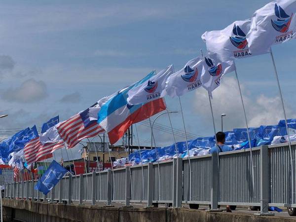 Sipitang, 14 Sept -- Bendera Parti Warisan Sabah (Warisan) dan Barisan Nasional (BN) kelihatan berkibar memeriahkan lagi kehangatan berkempen ketika tinjauan Pilihan Raya Negeri (PRN) Sabah di sekitar Pekan Sipitang. -Foto Bernama