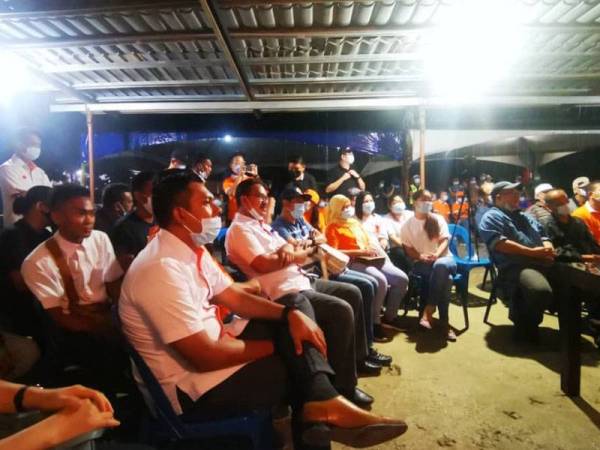 Penduduk kampung yang hadir dalam program santai-santai di Kampung Kitobu, Inanam, Kota Kinabalu malam tadi.