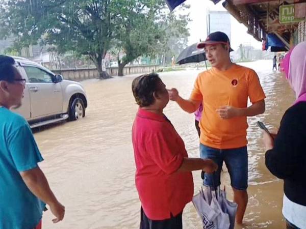 Janrywine (dua dari kanan) ketika meninjau kawasan terjejas banjir sekitar pekan Kinarut pagi tadi.