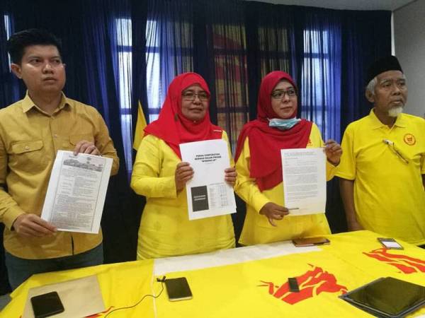 Hamidah (dua dari kiri) menunjukkan laporan kewangan PCB yang dikemukakan dalam sidang media di Pejabat Putra Negeri Perak, Bandar Sunway Ipoh, di sini hari ini.