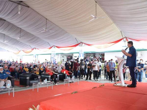 Mohamed Azmin berucap pada Majlis Ramah Mesra dan Rapat Umum Pemimpin Bersama Rakyat di Bilik Gerakan PN Pusat Daerah Mengundi Tambalang Kampung Bolong Baru Tuaran, hari ini. - Foto FB Azmin Ali