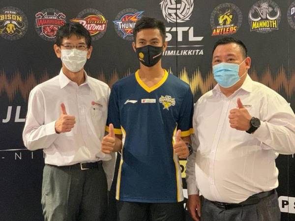 Pengarah Urusan Idemitsu, Shin Obata (kiri) dan Timbalan Pengurus Besar Idemitsu, Mok Che Kong (kanan) bergambar bersama wakil pasukan ATM Guardians.