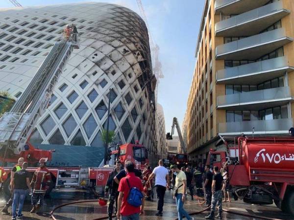 Bahagian bumbung pusat beli-belah Beirut Souks rosak dalam kejadian kebakaran hari ini. - Foto Agensi