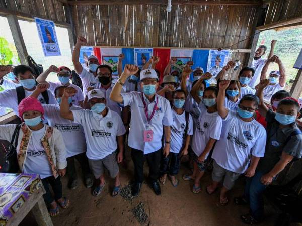 Calon Parti Bersatu Sabah N.27 Limbahau, Datuk Johnny Mositun bergambar bersama penduduk setempat ketika berkempen bagi Pilihan Raya Sabah di Kampung Mondikut Kaiduan hari ini. - Foto Bernama