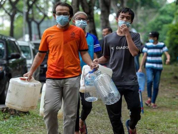 Sebanyak sembilan kawasan di wilayah Kuala Langat dan Sepang, Selangor mengalami gangguan bekalan air tidak berjadual, susulan kejadian paip pecah berhampiran Bandar Sri Ehsan berdekatan Masjid KLIA, semalam.