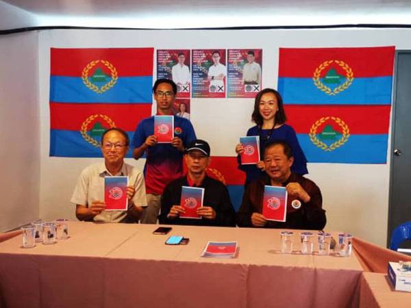 Tze Kiun (berdiri, kiri) bersama barisan calon Gagasan melancarkan manifesto Gagasan di Penampang semalam.