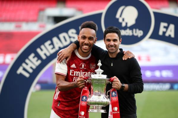 Aubameyang (kiri) meraikan kejayaan menjuarai Piala FA bersama Arteta pada Ogos lalu.