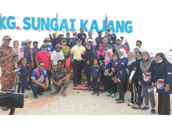 Noh bergambar bersama penduduk pada Majlis Perasmian Penutup Program Berkayak Hari Malaysia Kasihi Sungai Kita di Pekarangan Pasti Sungai Kajang, Tanjong Karang di sini hari ini.