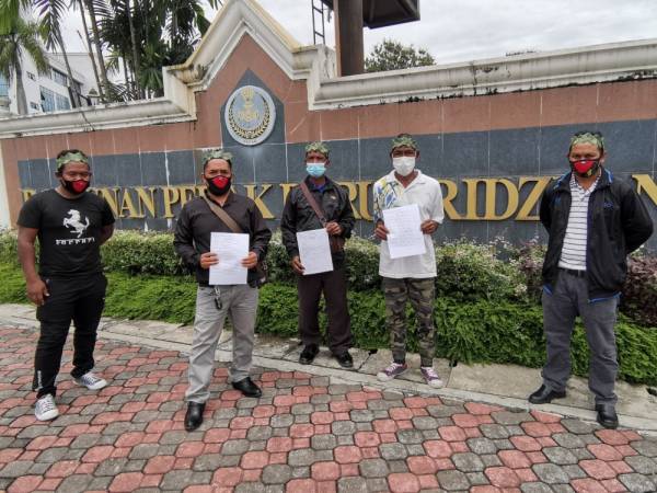 Rozmi (tengah) bersama penduduk bersama memorandum bantahan projek pembalakan di Hutan Simpan Air Chepam ketika ditemui di Bangunan Setiausaha Kerajaan Negeri Perak di Ipoh semalam.