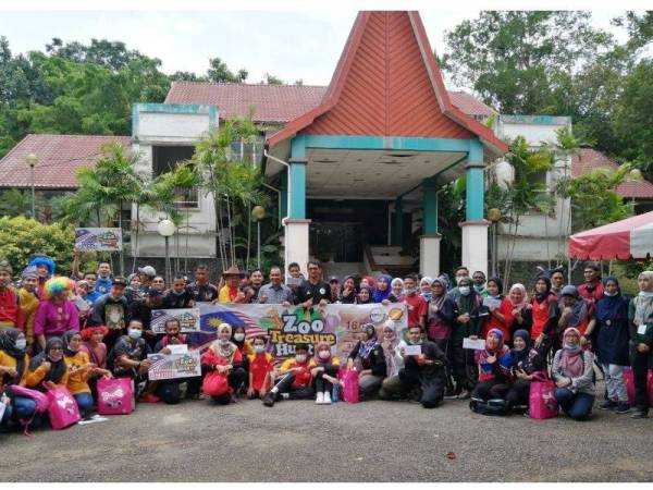 Shadan (tengah) bersama sebahagian peserta yang menyertai Zoo Treasure Hunt sempena Hari Malaysia 2020 di Zoo Melaka, Ayer Keroh hari ini.