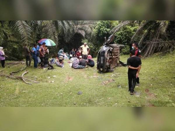 Kenderaan dinaiki enam mangsa yang terlibat kemalangan di Kilometer 33, Jalan Simpang Kerayong - Mayam di Gugusan Bera - Felda Purun. - Foto Facebook Kelab Media Baru Bera-KMBB