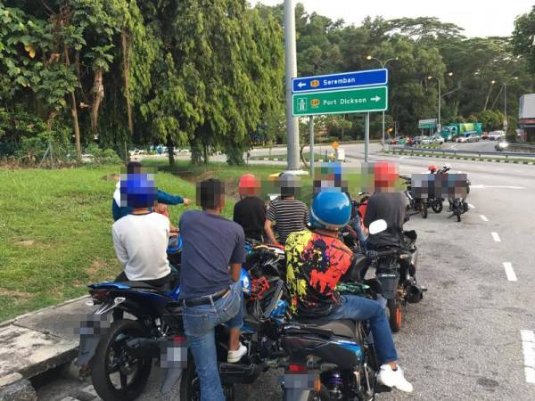 Antara penunggang motosikal yang ditahan di Plaza Tol Port Dickson.